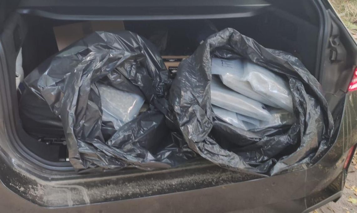 Policyjna zasadzka na dilerów. Zatrzymano cztery osoby i przejęto ponad 20 kg narkotyków