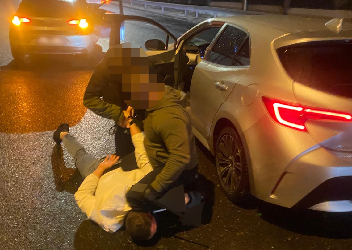 Policyjna zasadzka na drodze ekspresowej. 25-latek zatrzymany w toyocie skradzionej w Niemczech Policyjna zasadzka na drodze ekspresowej. 25-latek zatrzymany w toyocie skradzionej w Niemczech