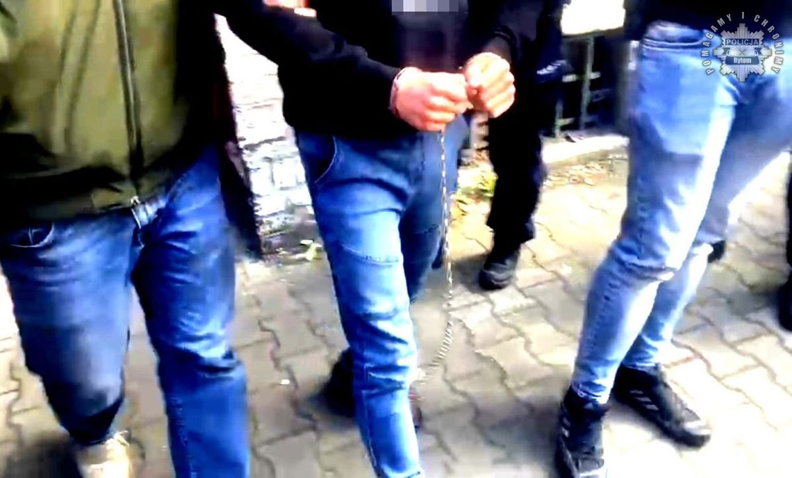 Policyjna zasadzka na dwóch dilerów. W bagażniku wieźli 24 kilogramy marihuany