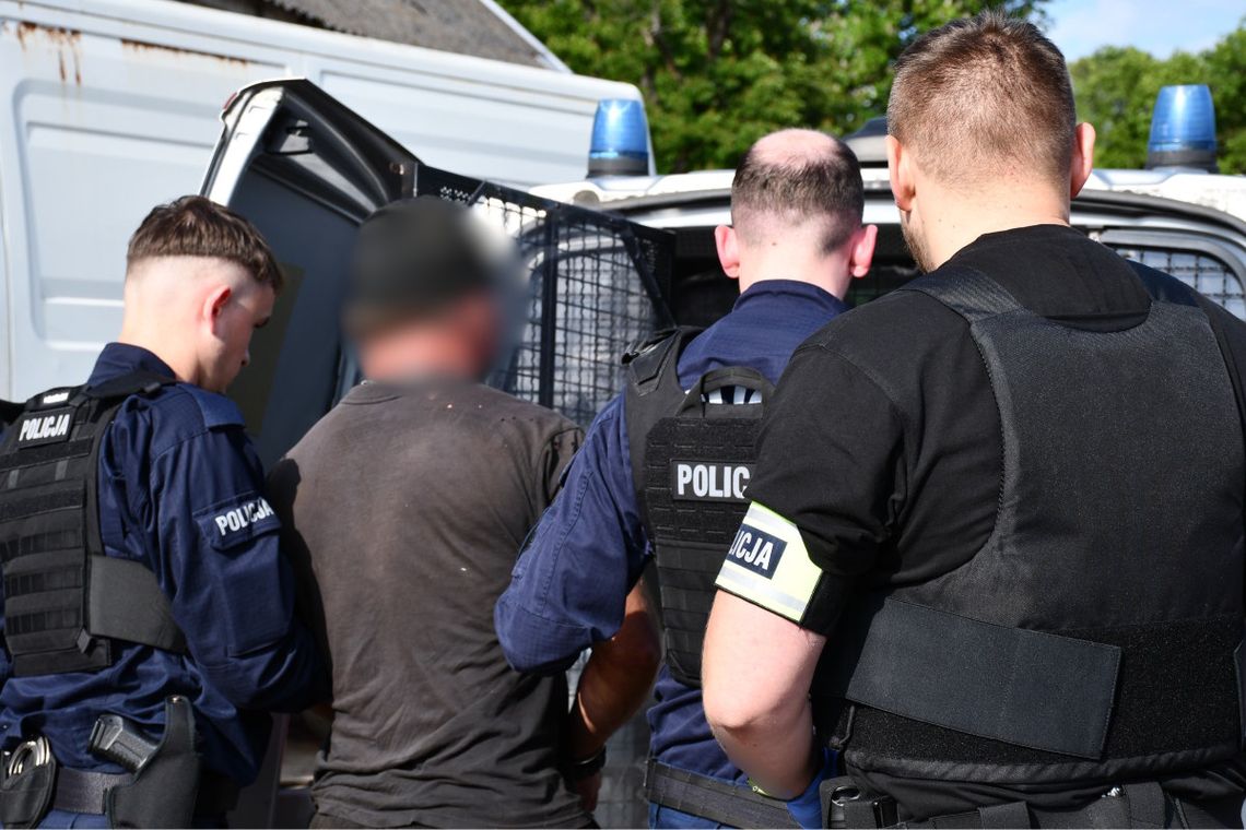 Policyjni kontrterroryści zatrzymali niebezpiecznego mężczyznę. Miał broń i materiały wybuchowe