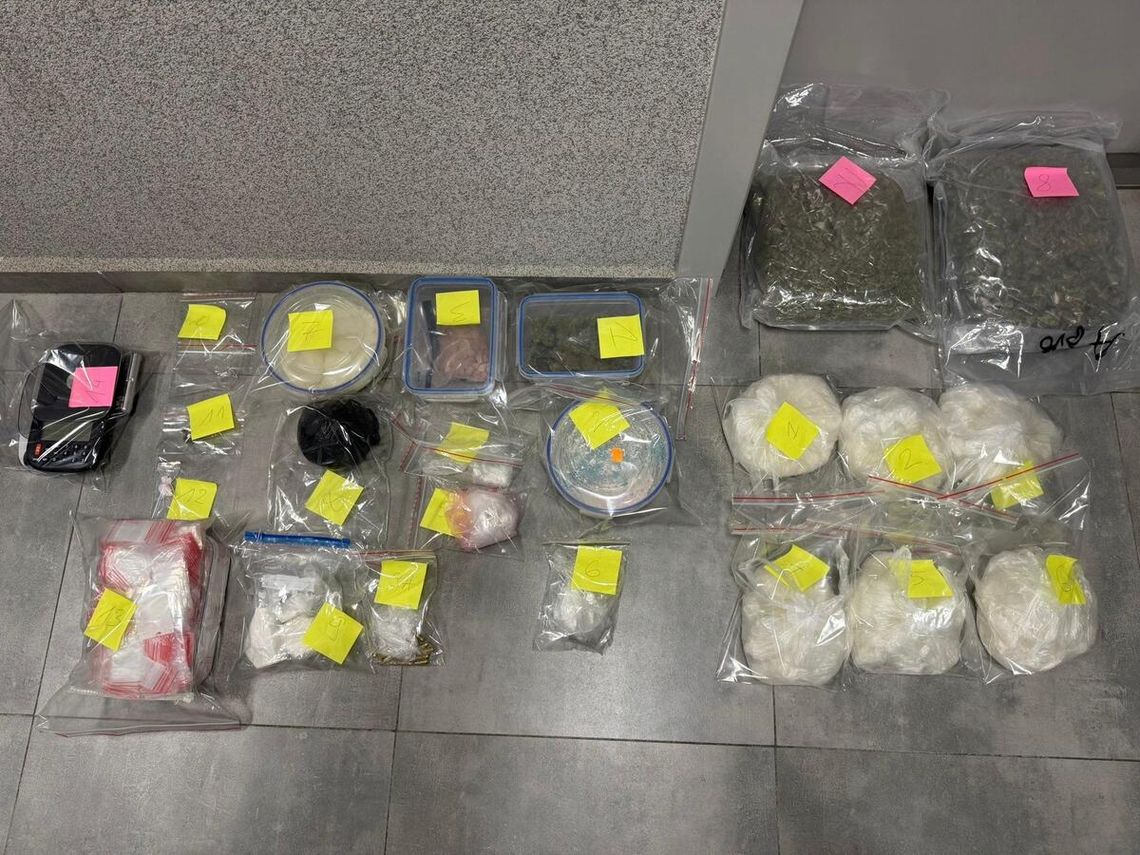 Policyjny cios w dilerów. Zasadzka na drodze ekspresowej i pościg na osiedlu - przejęto 13 kg towaru