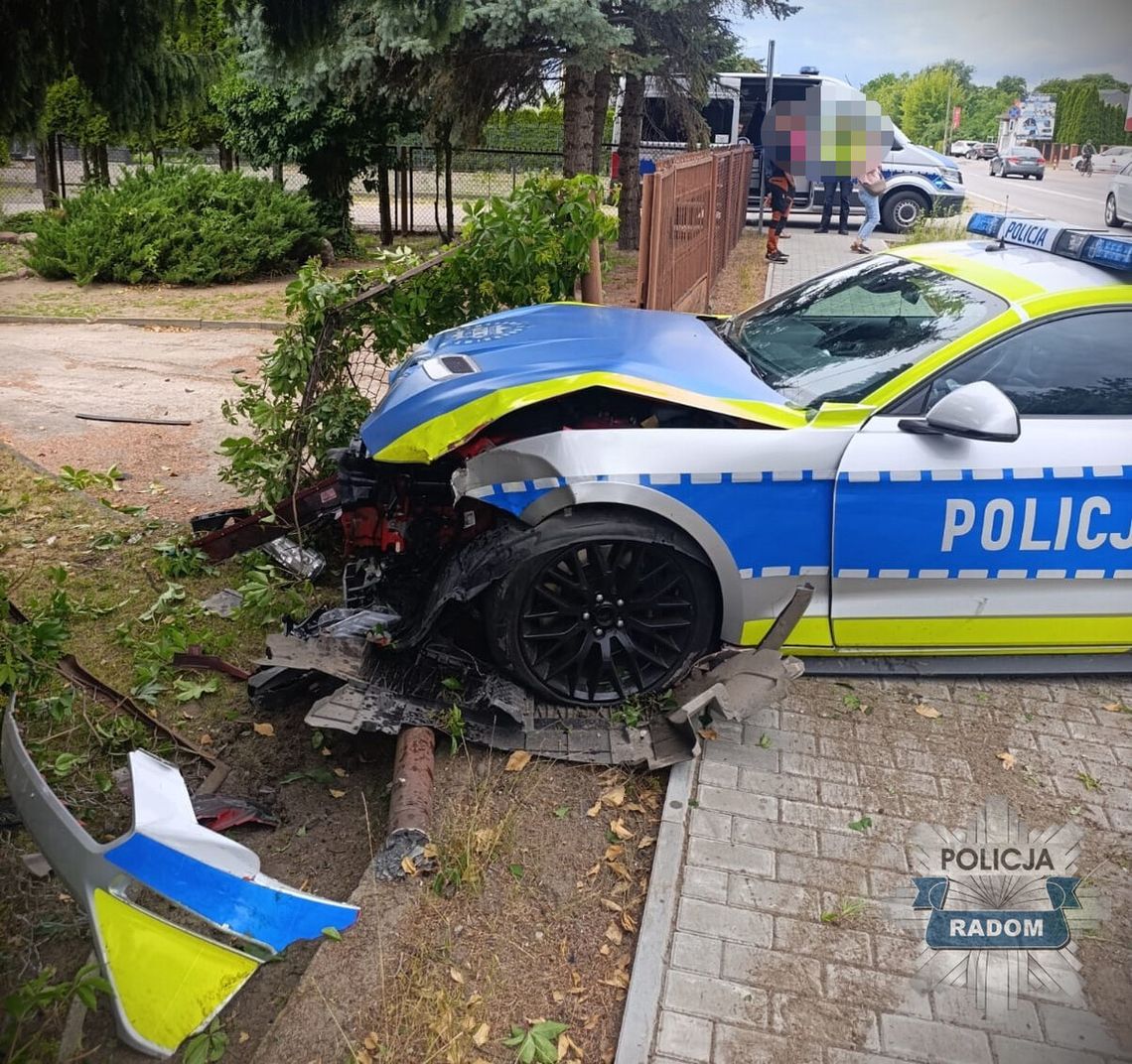 Policyjny Mustang rozbity! Luksusowy radiowóz po kolizji wylądował na ogrodzeniu posesji Policyjny Mustang rozbity! Luksusowy radiowóz po kolizji wylądował na ogrodzeniu posesji