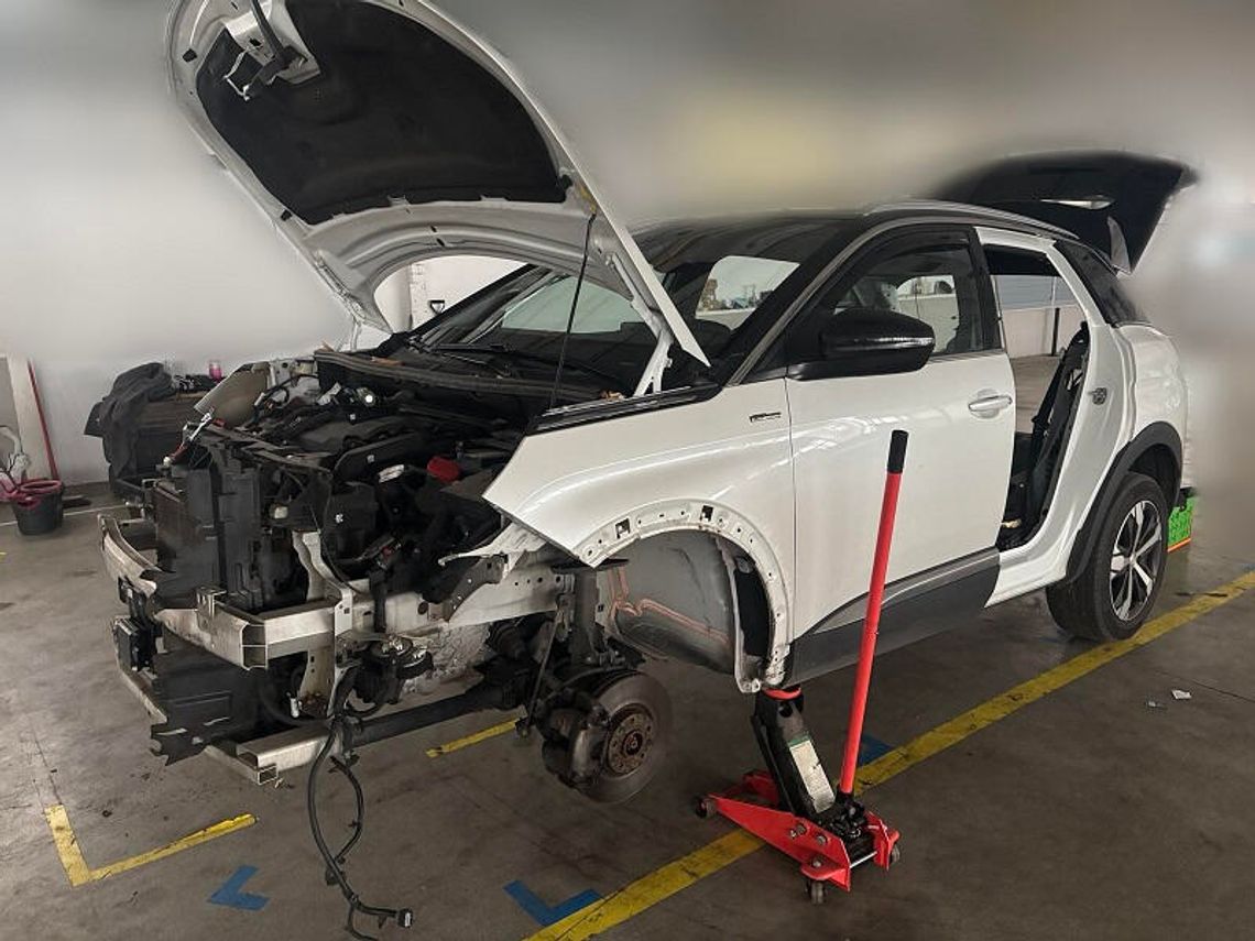 Policyjny nalot na dziuplę samochodową. Paser rozmontowywał na części skradzionego peugeota Policyjny nalot na dziuplę samochodową. Paser rozmontowywał na części skradzionego peugeota