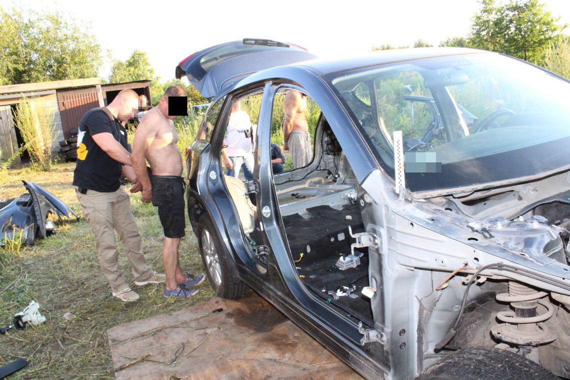 Policyjny nalot na dziuplę samochodową. Złodzieje właśnie rozbierali auto na części [ZDJĘCIA]