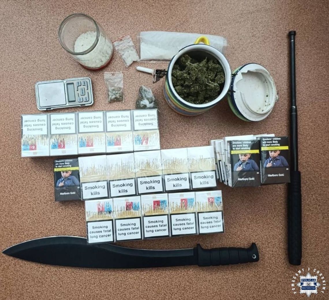 Policyjny nalot na mieszkanie 16-latka. Chłopak miał narkotyki, lewe papierosy, maczetę i pałkę