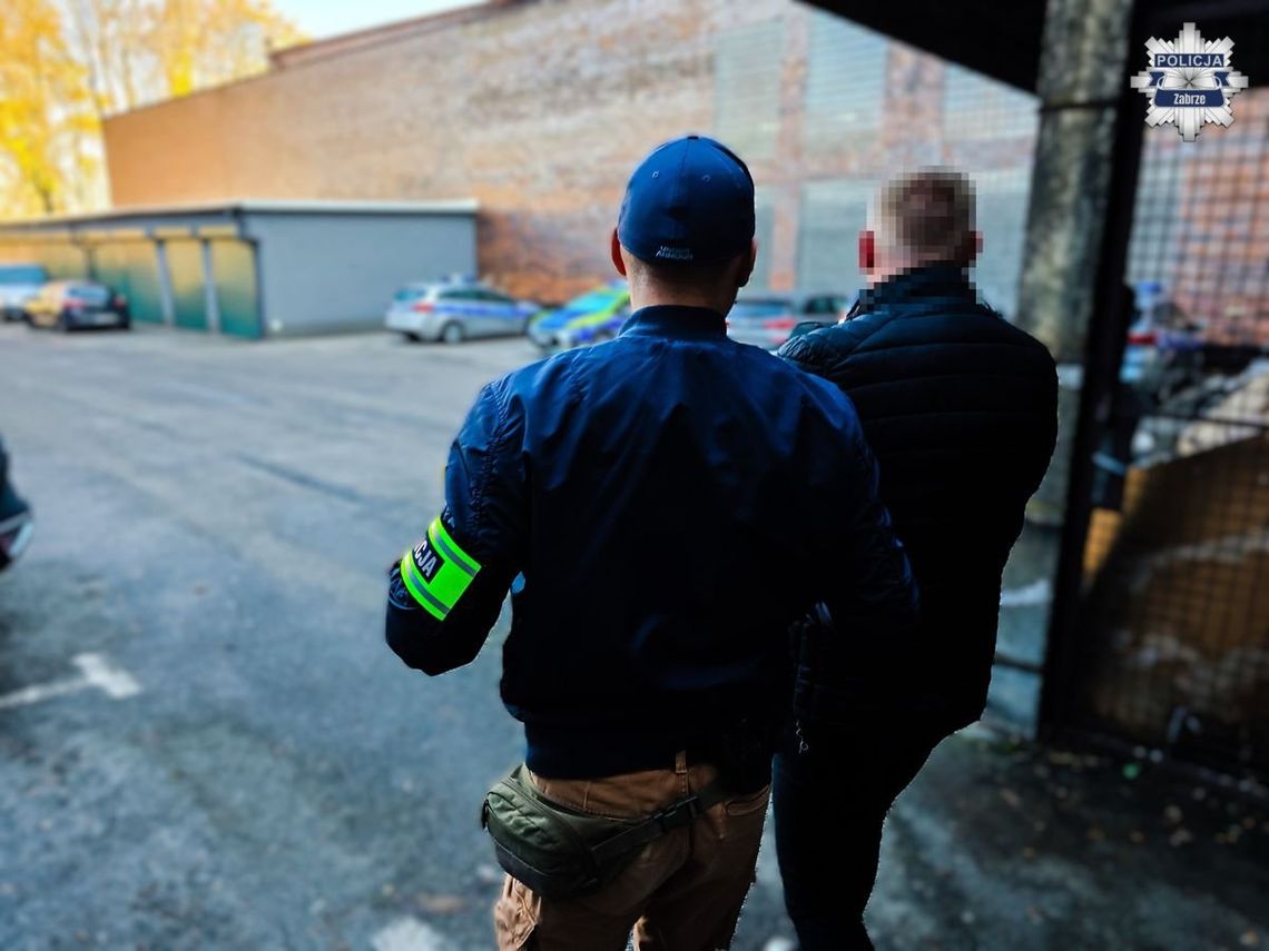 Policyjny nalot na mieszkanie 30-latka. Stracił blisko kilogram narkotyków i sto tysięcy złotych Policyjny nalot na mieszkanie 30-latka. Stracił blisko kilogram narkotyków i sto tysięcy złotych