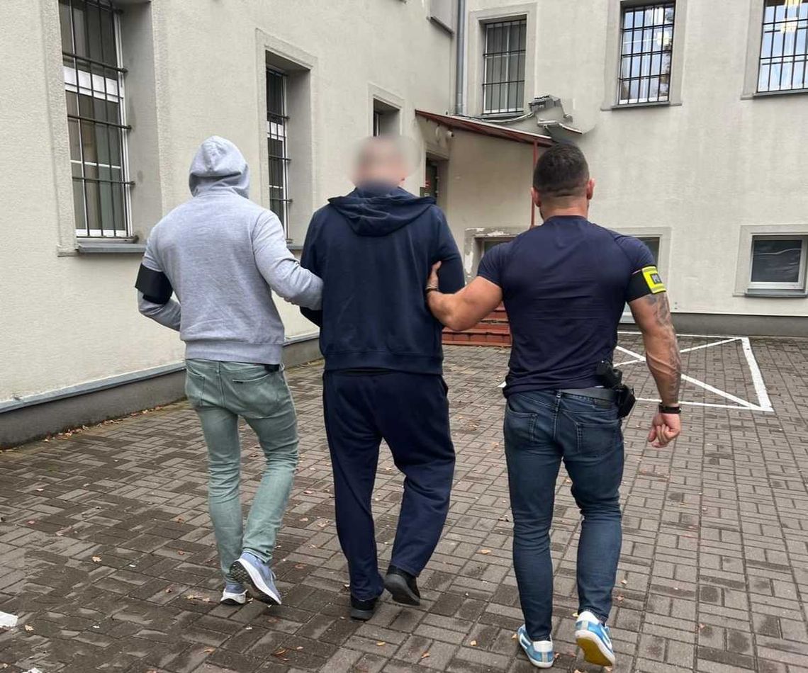 Policyjny nalot na mieszkanie 31-latka. Mężczyzna ukrywał ponad sześć kilogramów narkotyków