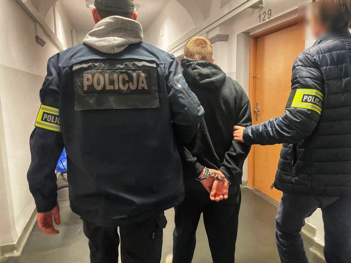 Policyjny nalot na mieszkanie dilera. 29-latek stracił cały towar i trafił do aresztu na 3 miesiące Policyjny nalot na mieszkanie dilera. 29-latek stracił cały towar i trafił do aresztu na 3 miesiące
