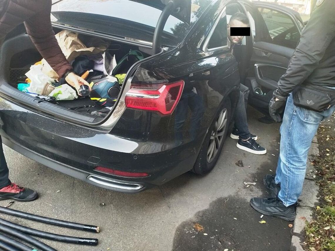 Policyjny nalot na podwórko, w którym działali dilerzy. Zatrzymano siedem osób i przejęto narkotyki