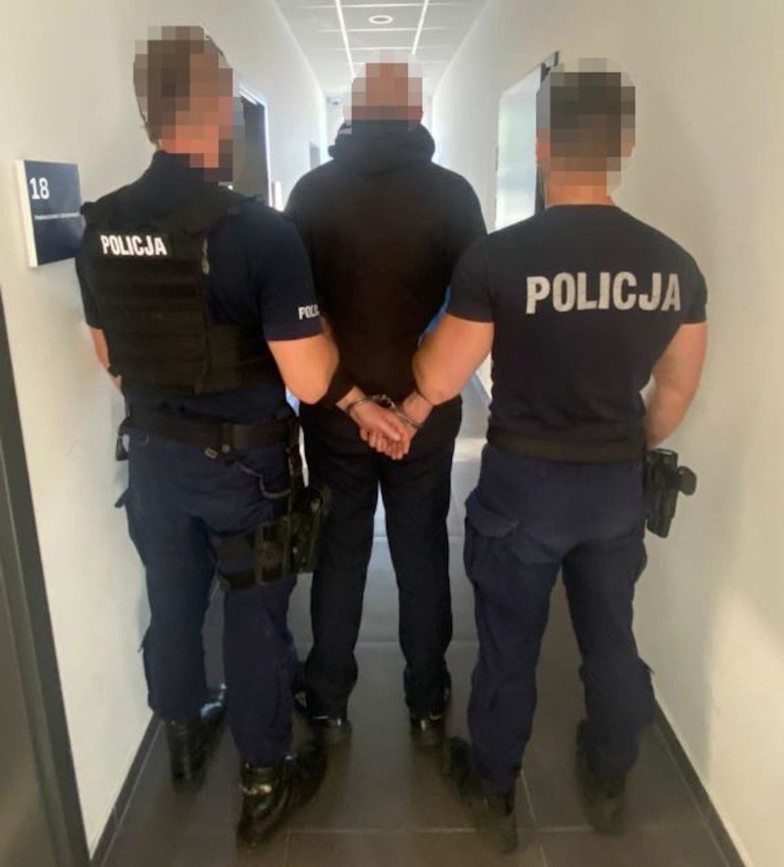 Policjanci oddali strzały podczas pościgu. Kierowca volkswagena dwukrotnie zderzył się z radiowozem