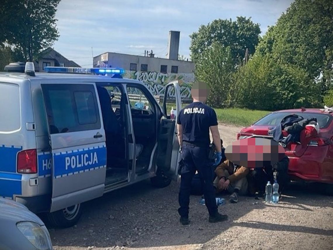 Policyjny pościg na drodze ekspresowej. Kurier przewoził nielegalnych imigrantów z Afganistanu