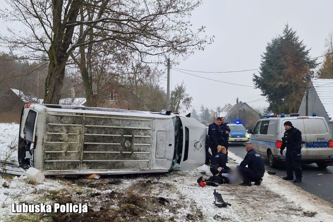 Policyjny pościg za 15-letnim złodziejem busa. Podczas ucieczki staranował radiowóz celowo wjeżdżając w blokadę