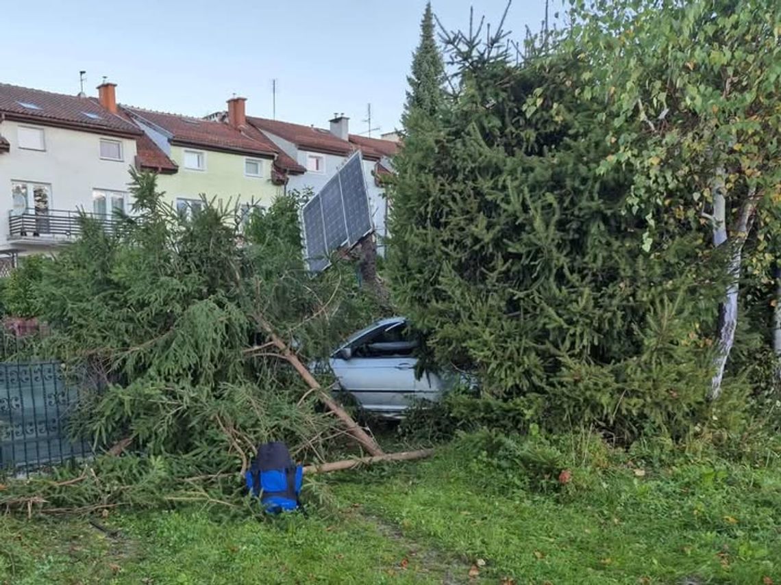 Policyjny pościg za BMW. Kierowca rozbił auto i je porzucił, zatrzymali go kilka godzin później