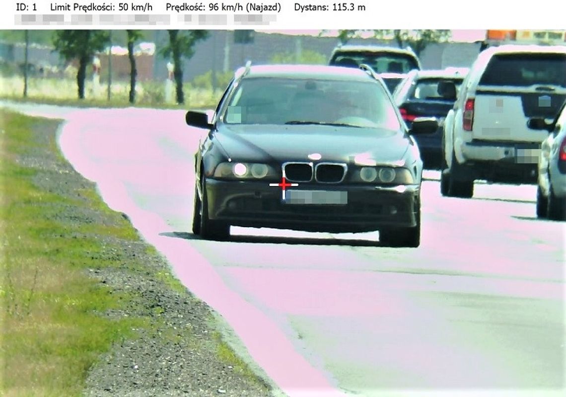 Policyjny pościg za BMW, którego kierowca nie zatrzymał się do kontroli. Za kółkiem siedział 16-latek