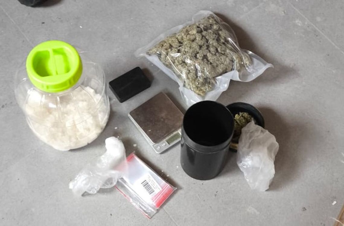 Policyjny pościg za BMW zakończony zatrzymaniem dilera. Znaleźli u niego 1,5 kilograma narkotyków Policyjny pościg za BMW zakończony zatrzymaniem dilera. Znaleźli u niego 1,5 kilograma narkotyków