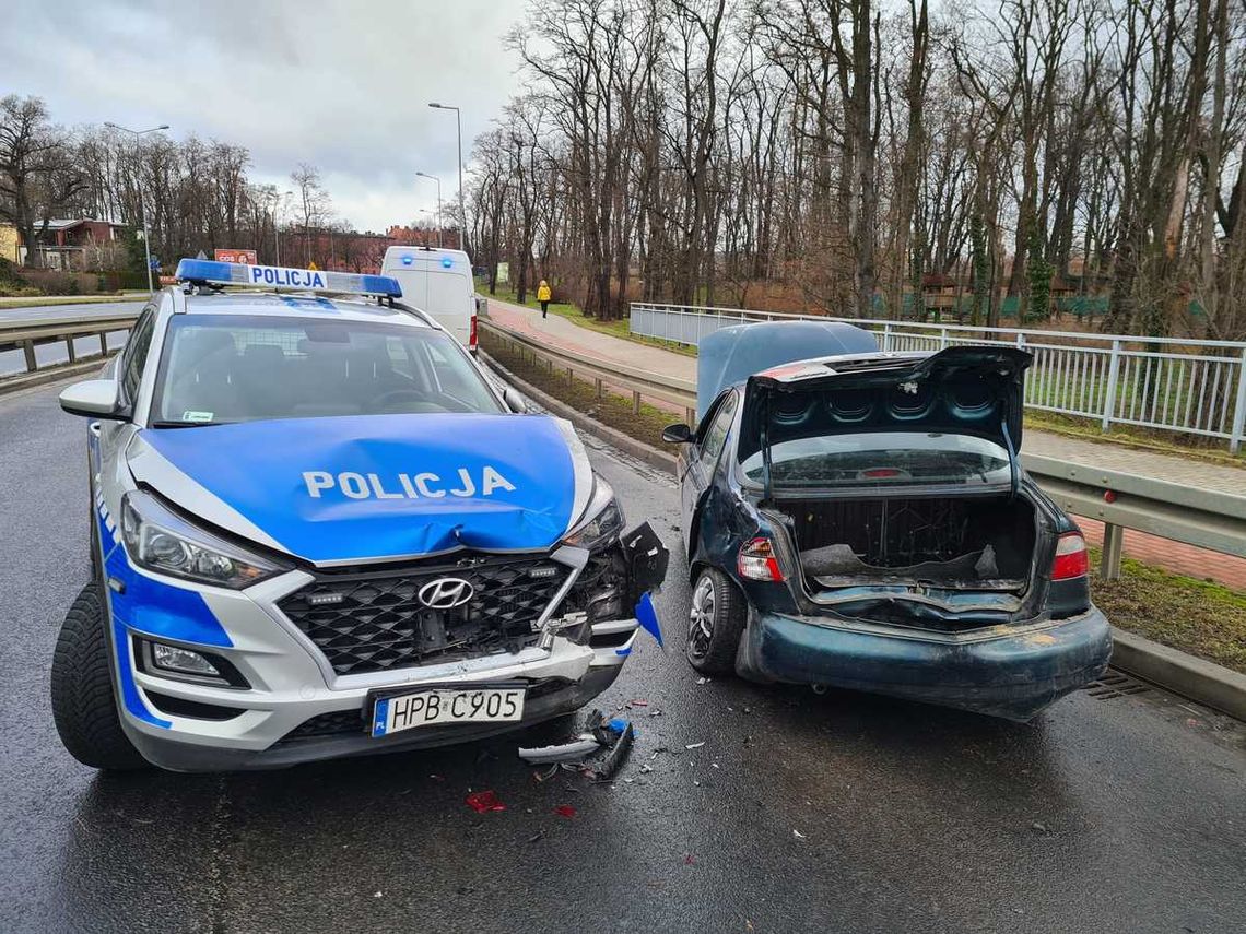 Policyjny pościg za Daewoo Lanosem. Naćpany kierowca uderzył w radiowóz [FOTO]