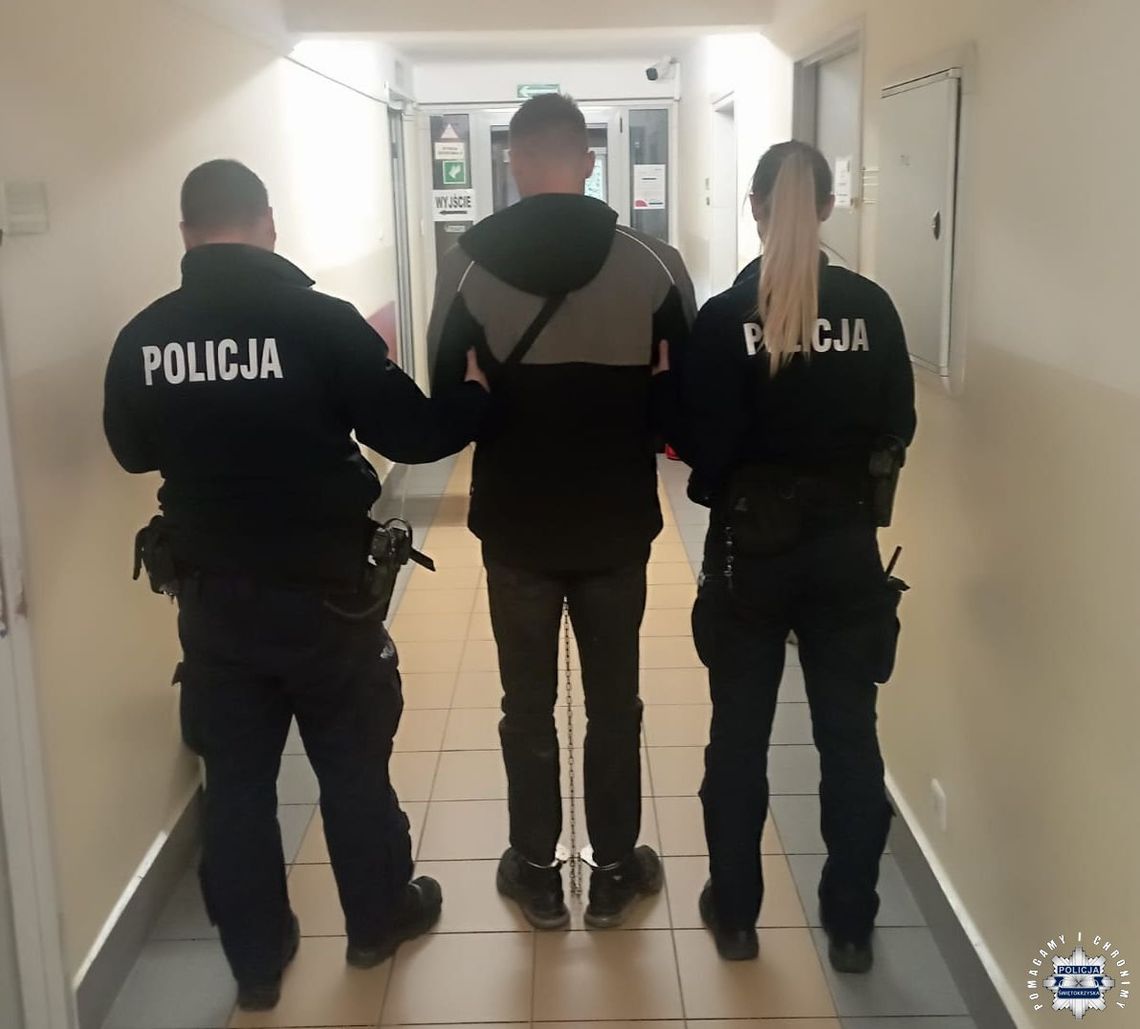 Policyjny pościg za fordem. Kierowca celowo wjechał w radiowóz, próbując zepchnąć go z drogi