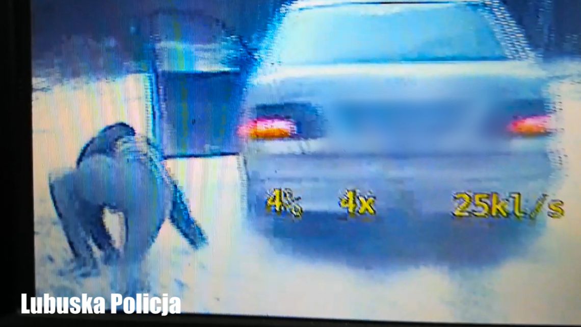 Policyjny pościg za mercedesem. 20-letni kierowca wyskoczył z jadącego auta
