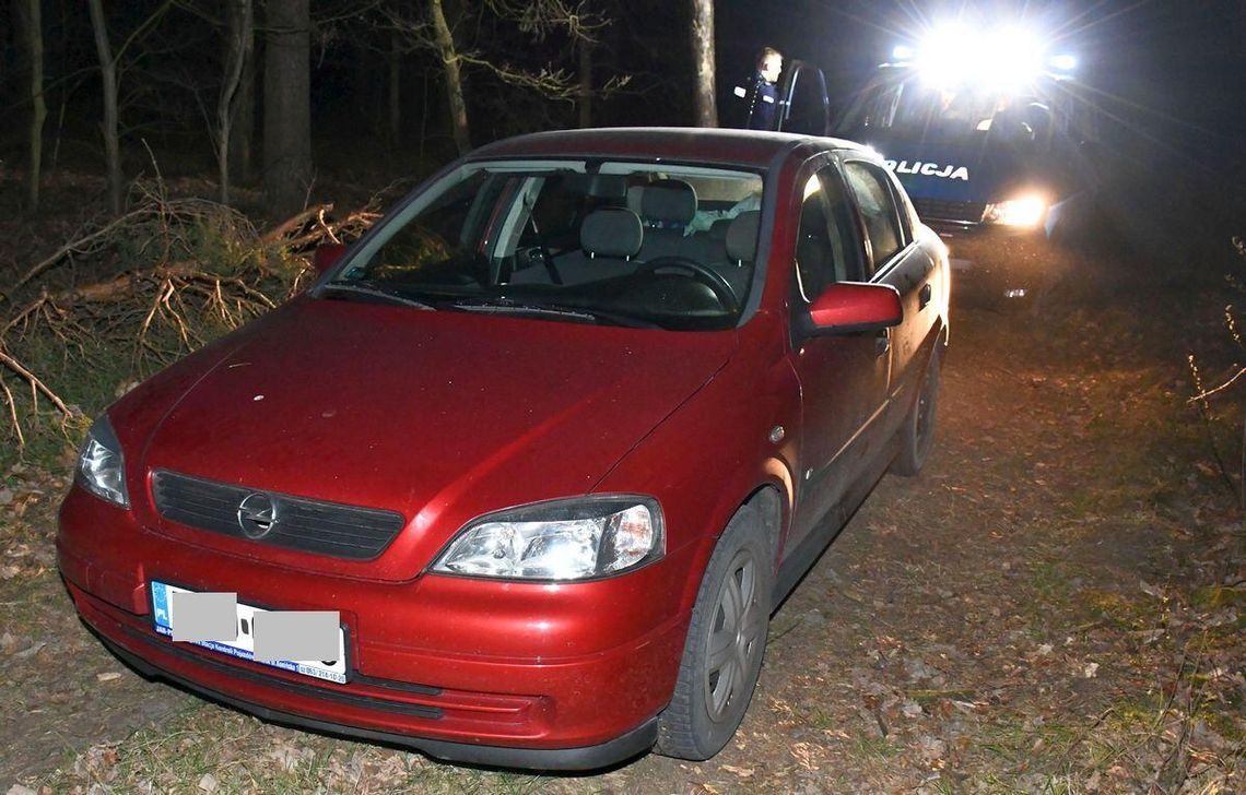 Policyjny pościg za Oplem. Kierowca zostawił w krzakach naćpane pasażerki i zbiegł z miejsca