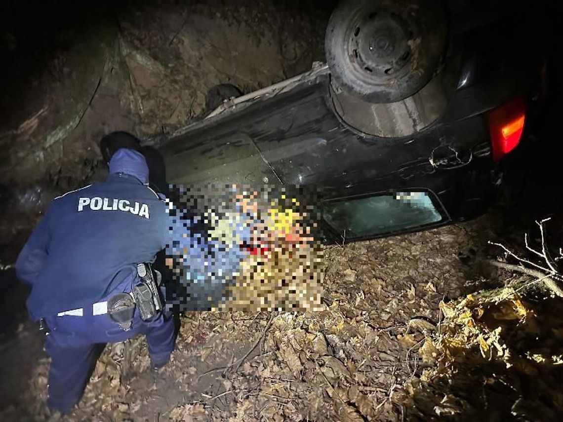 Policyjny pościg za renault clio. Auto z trzema mężczyznami wypadło z drogi i dachowało w rowie Policyjny pościg za renault clio. Auto z trzema mężczyznami wypadło z drogi i dachowało w rowie