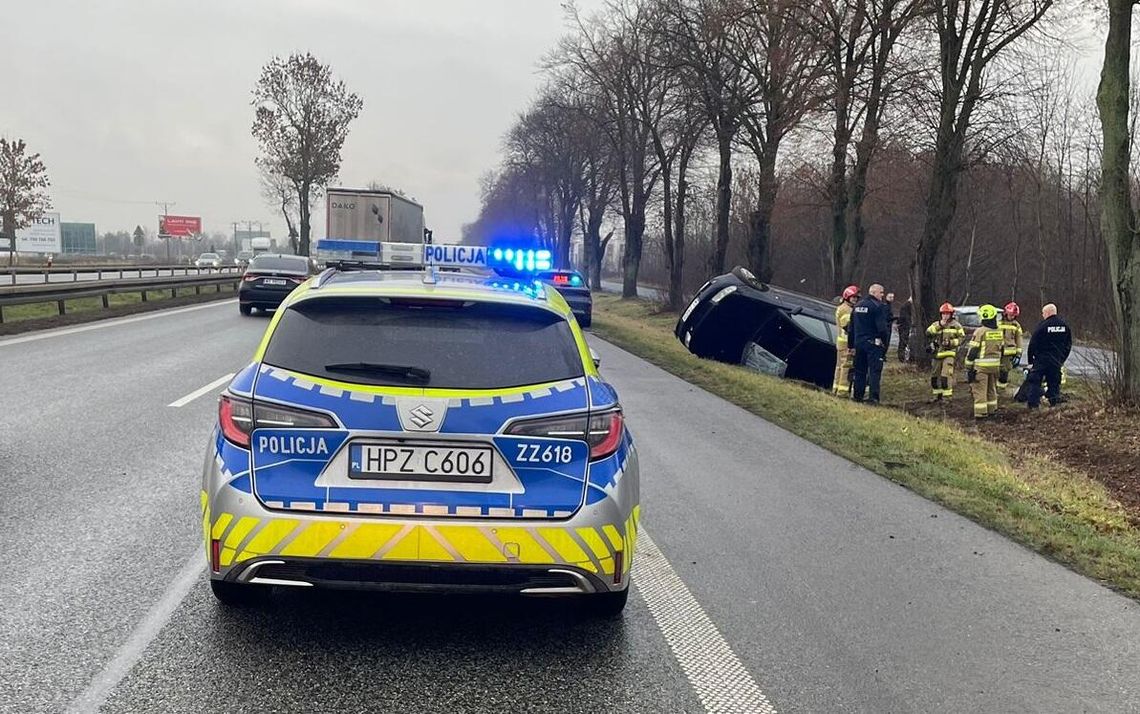 Policyjny pościg zakończony dachowaniem. Kierowca audi był poszukiwany i miał 6 zakazów jazdy Policyjny pościg zakończony dachowaniem. Kierowca audi był poszukiwany i miał 6 zakazów jazdy