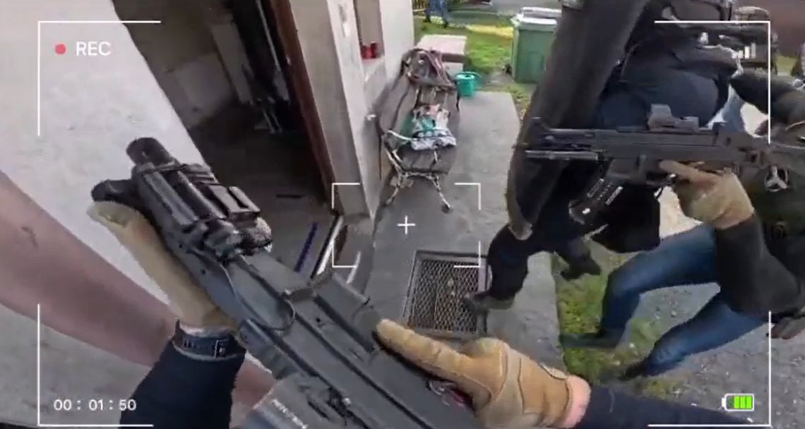 Policyjny wjazd do fabryki klofedronu. Zabezpieczono blisko 650 kg narkotyków [WIDEO]