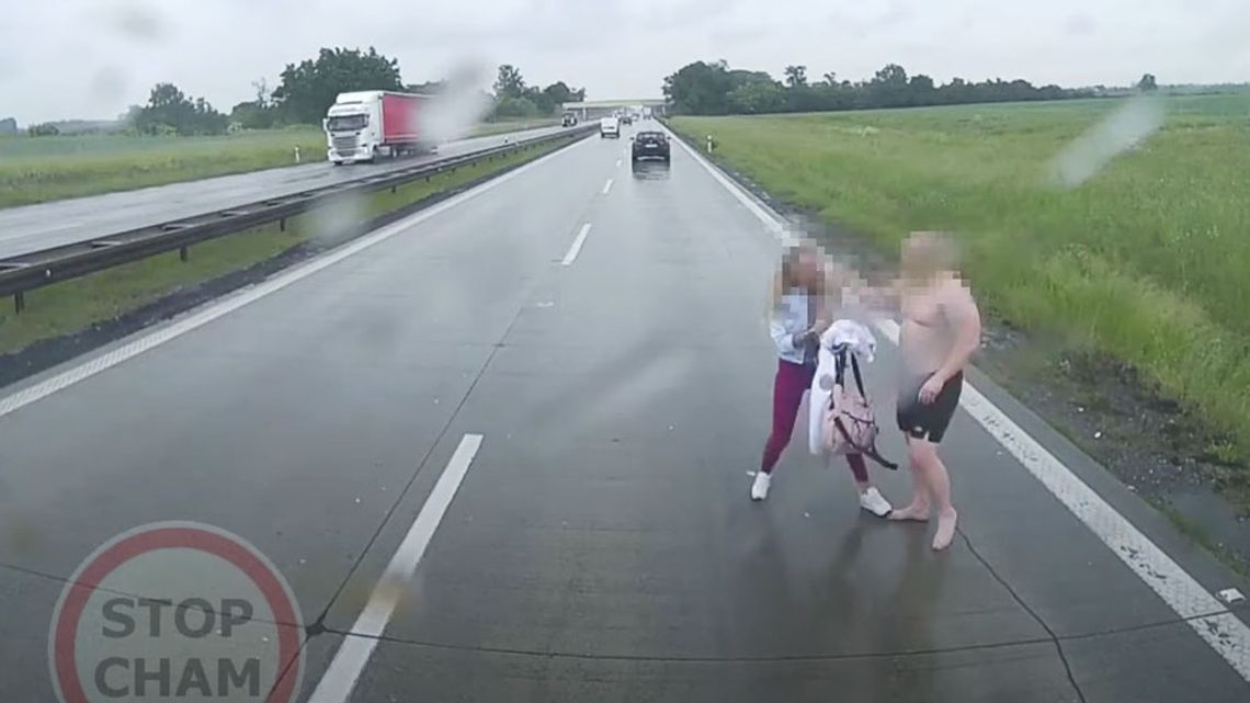 Półnagi facet szarpał się z dziewczyną na autostradzie. Kierowcy musieli ich rozdzielać. WIDEO