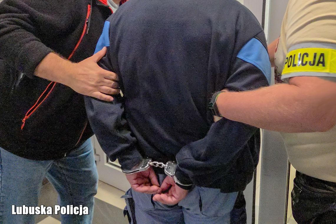 Półnagi mężczyzna brutalnie zaatakował staruszkę. Zadał wiele ciosów i dusił, a potem okradł Półnagi mężczyzna brutalnie zaatakował staruszkę. Zadał wiele ciosów i dusił, a potem okradł