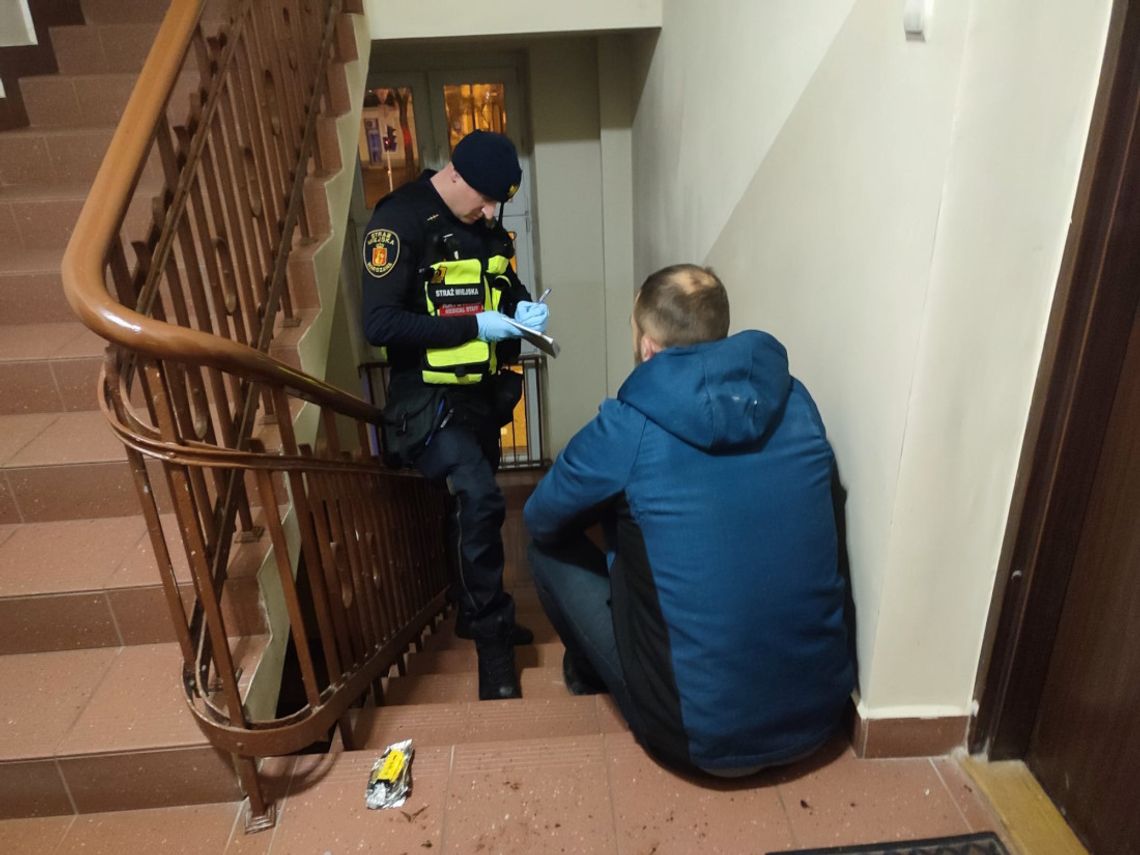 Półnagi mężczyzna ćpał heroinę na klatce schodowej. Mieszkańcy wezwali pomoc