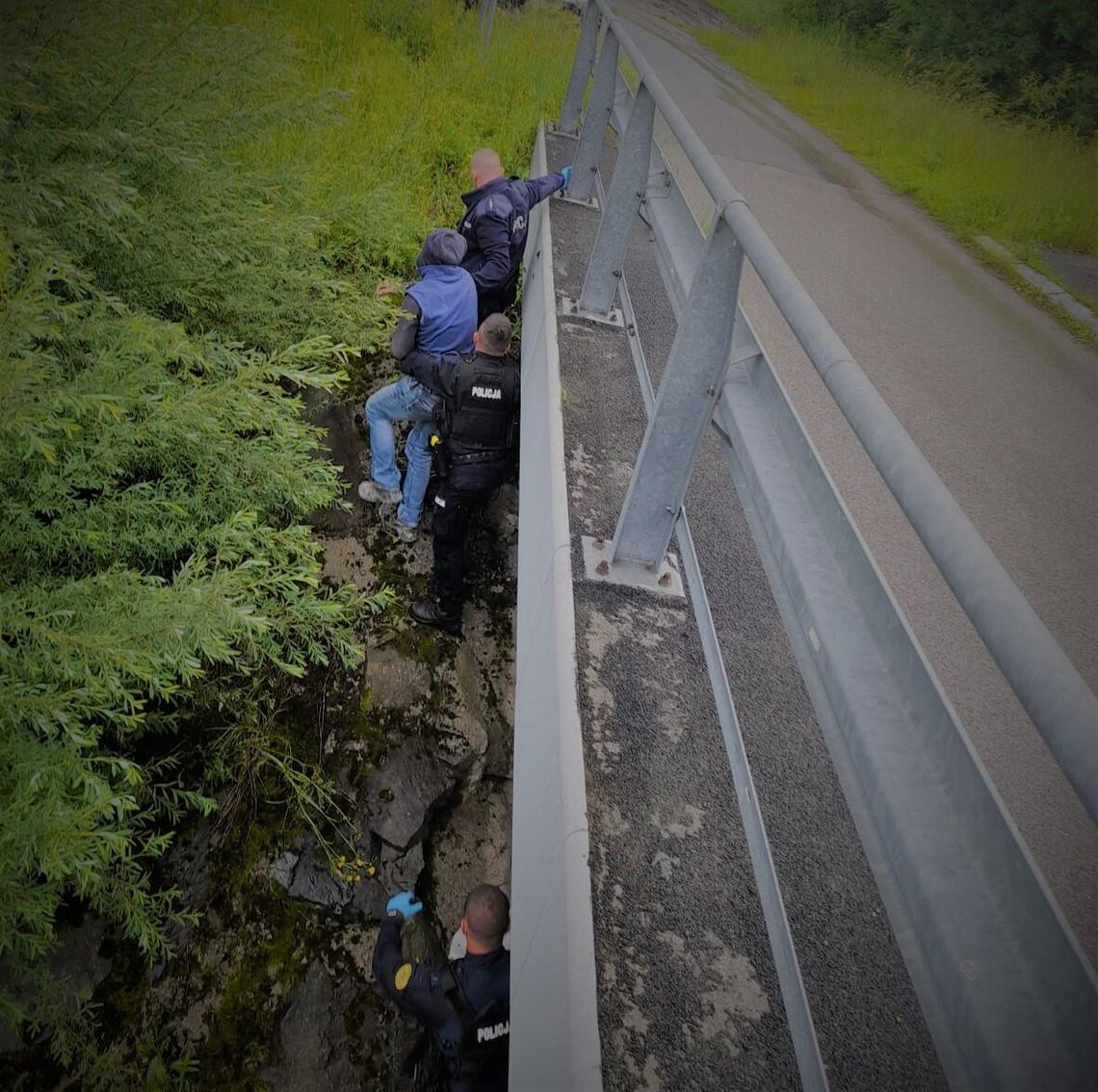 Półprzytomny mężczyzna znaleziony pod mostem. Wcześniej zażył dużą ilość leków