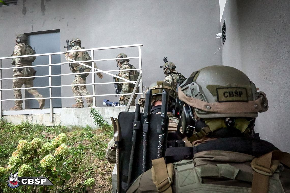 Polskie służby rozbiły zorganizowany gang przemytników. Straty Skarbu Państwa sięgają 370 milionów Polskie służby rozbiły zorganizowany gang przemytników. Straty Skarbu Państwa sięgają 370 milionów