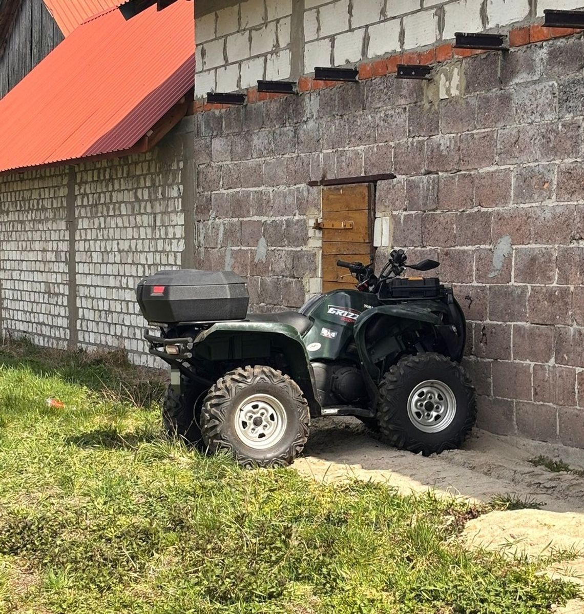 Pomyliła gaz z hamulcem i uderzyła quadem w budynek. O krok od tragedii Pomyliła gaz z hamulcem i uderzyła quadem w budynek. O krok od tragedii