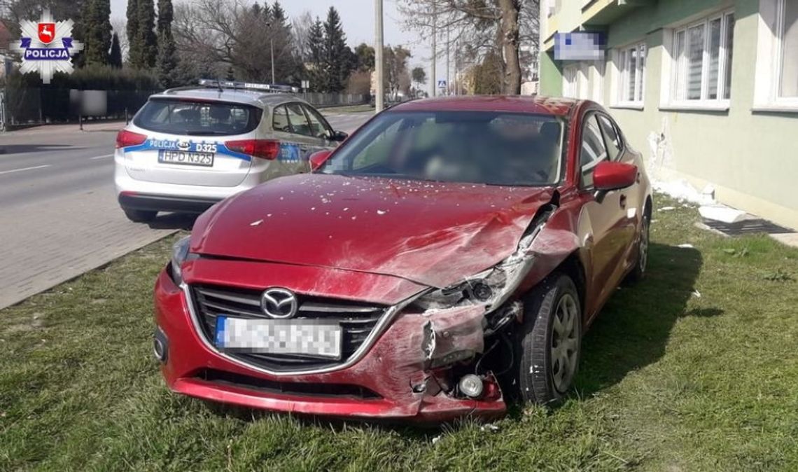 Pomyliła gaz z hamulcem. Wyjeżdżając z parkingu uderzyła w budynek