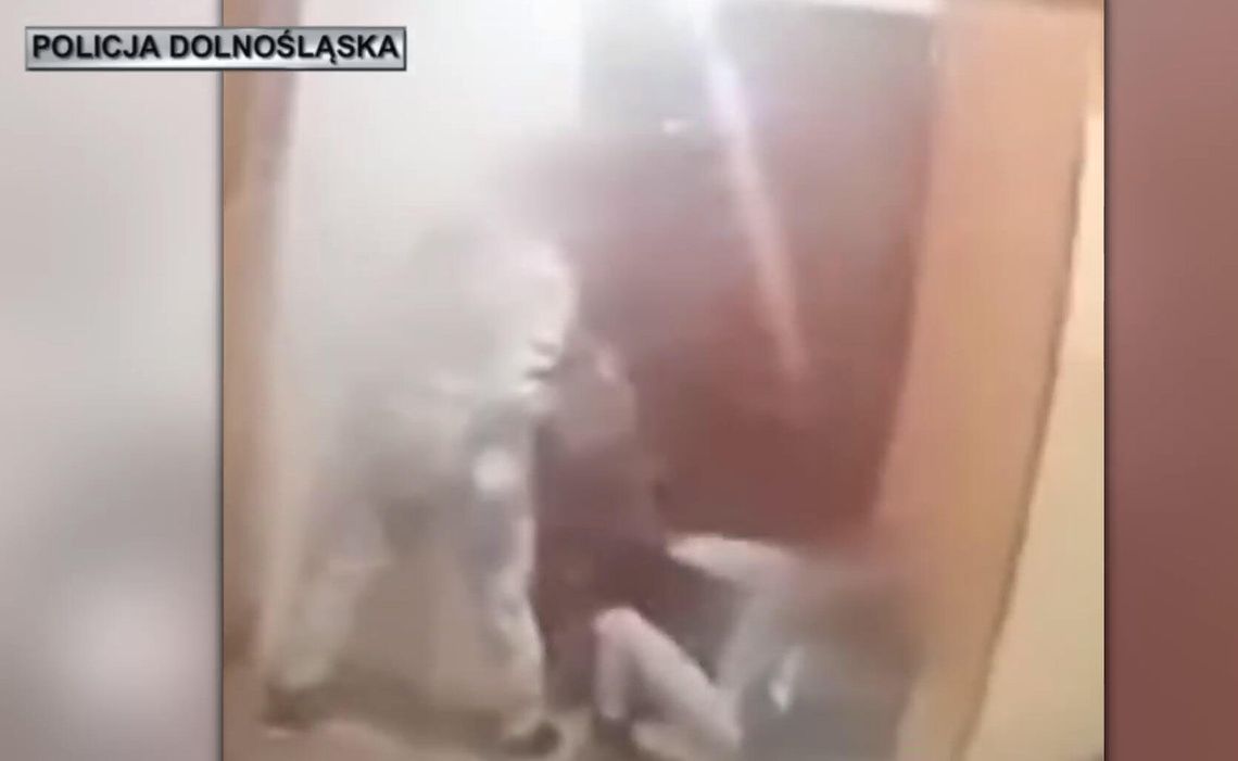 Pomyliły adres i zniszczyły drzwi niewłaściwej osoby. Kobiety chciały się zemścić