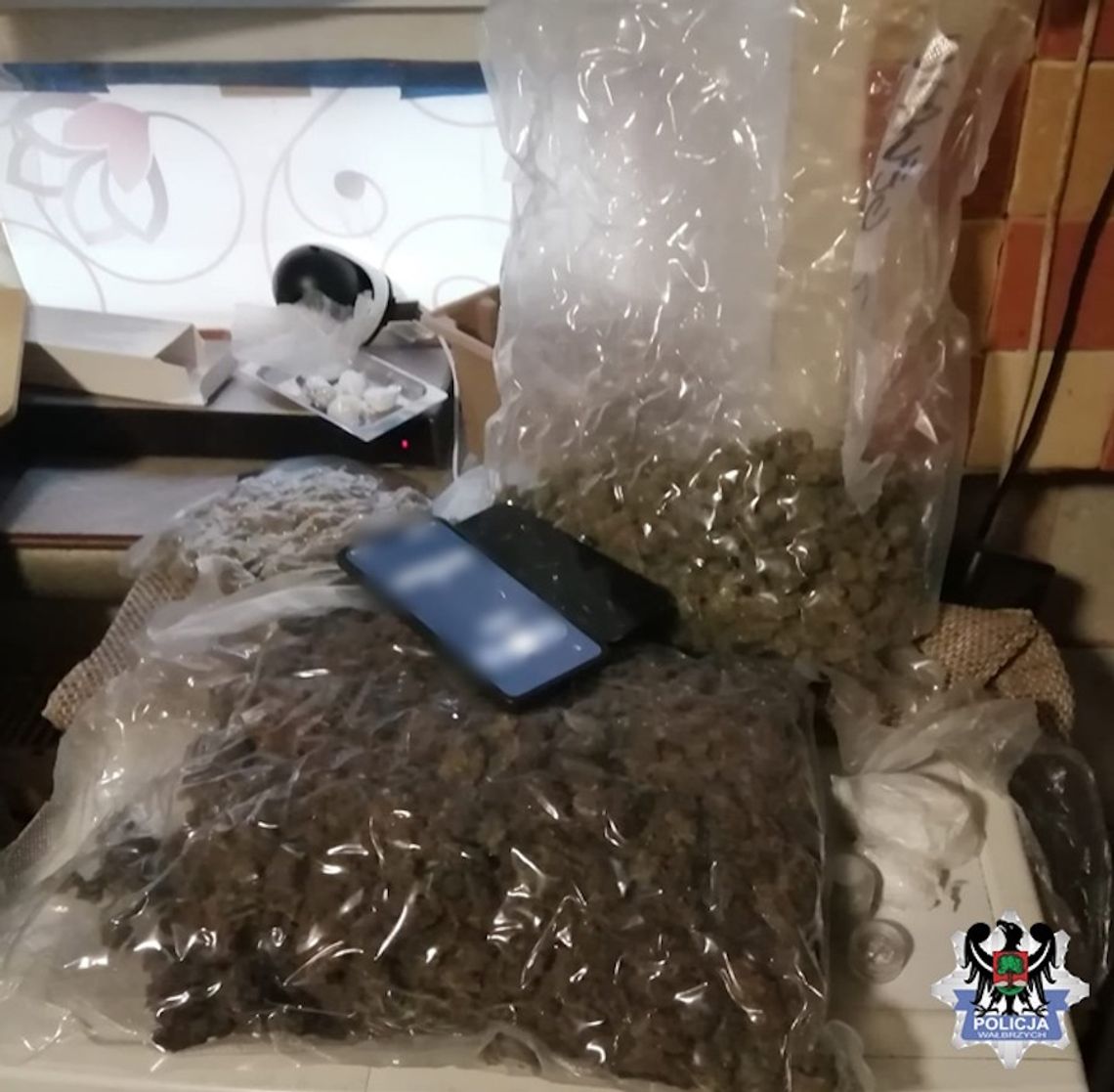 Ponad 1,7 kilograma narkotyków zabezpieczonych w mieszkaniu. Trzy osoby zatrzymane Ponad 1,7 kilograma narkotyków zabezpieczonych w mieszkaniu. Trzy osoby zatrzymane