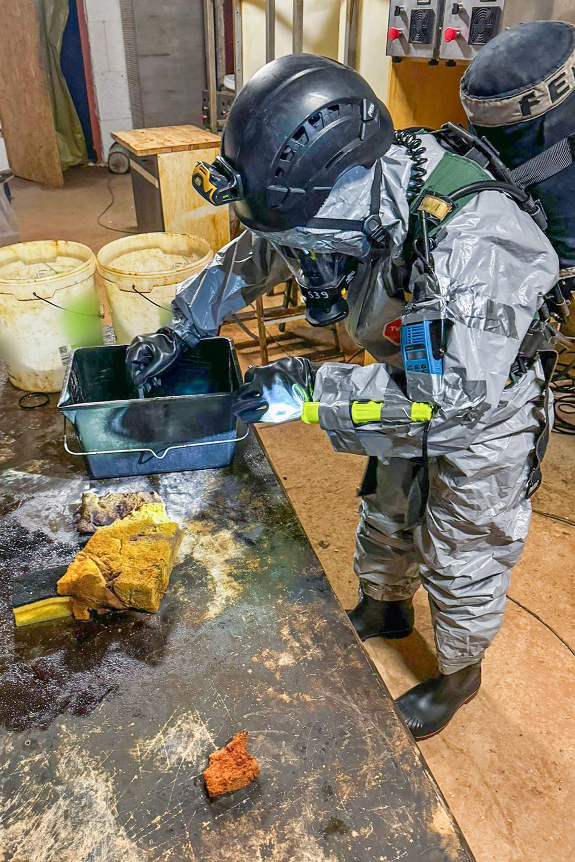 Ponad 200 kg "kryształu" nie trafi na rynek. Nalot CBŚP na halę, zatrzymani dwaj chemicy z Ukrainy