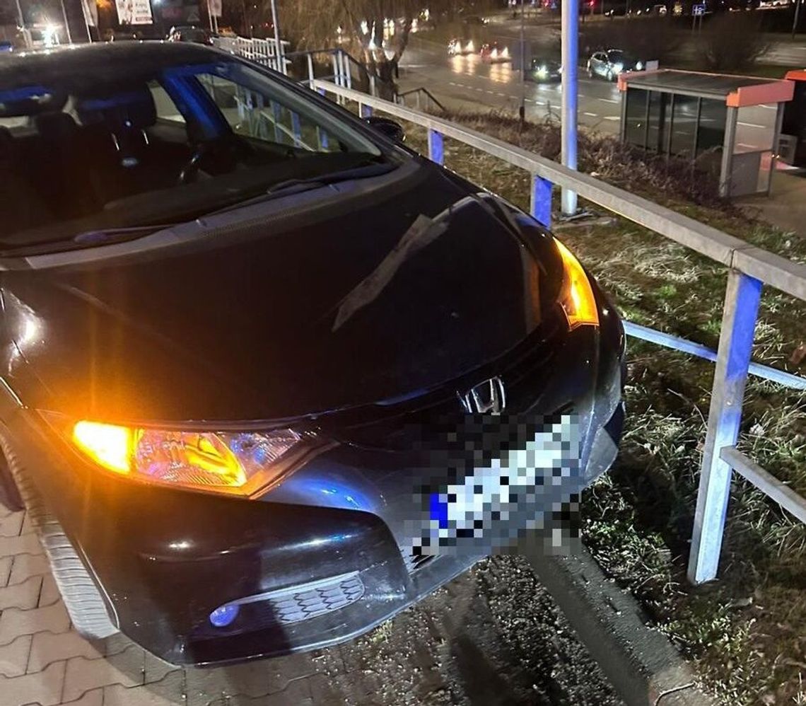 Ponad 3,5 promila alkoholu u kierującej hondą. 40-latka uderzyła w bariery na parkingu marketu