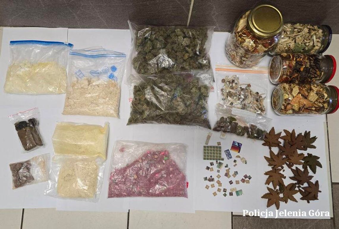 Ponad 35 tys. zł w gotówce i blisko 2 kg narkotyków w mieszkaniu. 32-latek z zarzutami Ponad 35 tys. zł w gotówce i blisko 2 kg narkotyków w mieszkaniu. 32-latek z zarzutami