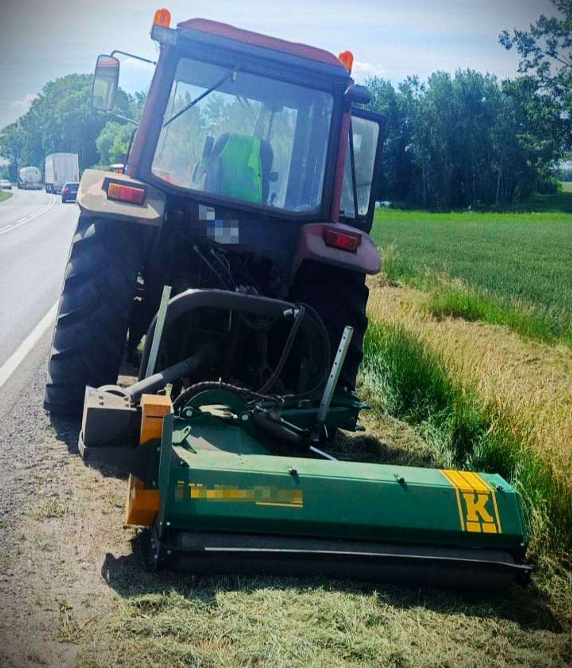 Ponad 4 promile za kierownicą ciągnika. 52-latek kosił trawę przy drodze krajowej