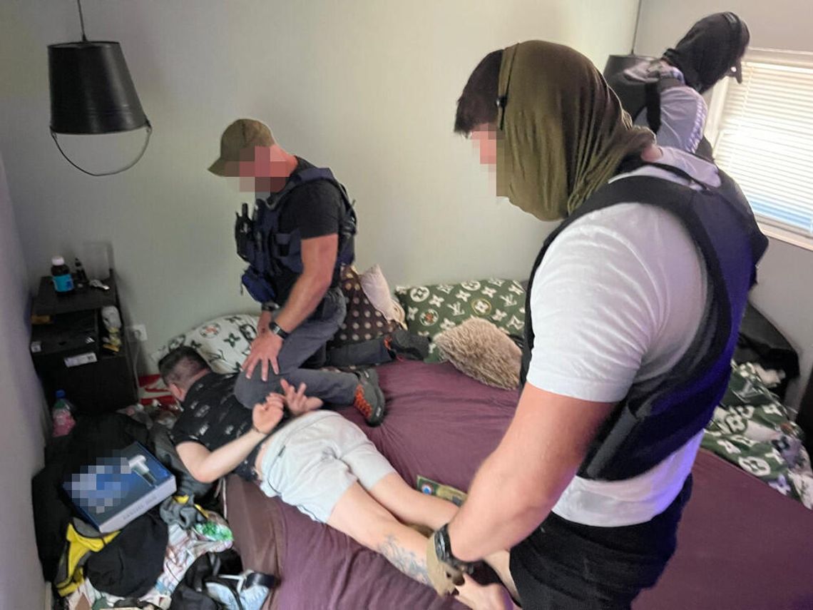 Ponad 7,5 kilograma narkotyków, broń i policyjne mundury. Małżeństwo dilerów zatrzymane Ponad 7,5 kilograma narkotyków, broń i policyjne mundury. Małżeństwo dilerów zatrzymane