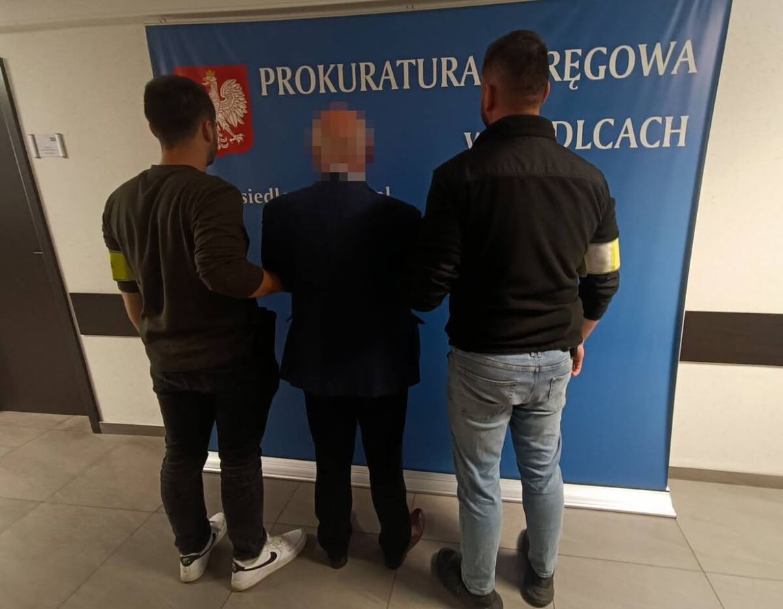 Ponad 730 tys. zł szkody w szpitalu. Policja zatrzymała 7 osób, w tym lekarzy i prezesów Ponad 730 tys. zł szkody w szpitalu. Policja zatrzymała 7 osób, w tym lekarzy i prezesów