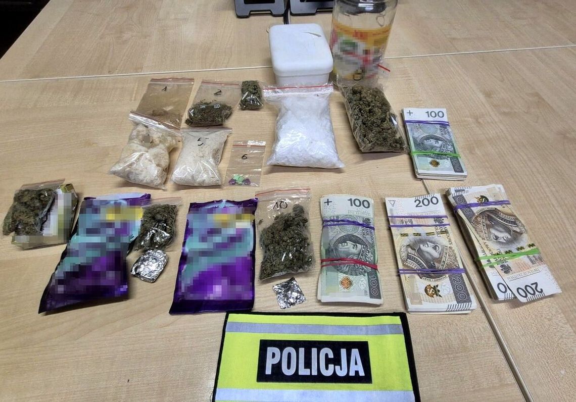 Ponad pół kilograma narkotyków i 30 tys. złotych w mieszkaniu. 25-latek zatrzymany przez policję Ponad pół kilograma narkotyków i 30 tys. złotych w mieszkaniu. 25-latek zatrzymany przez policję