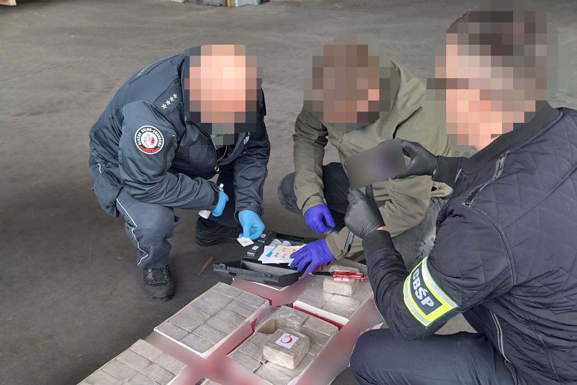 Ponad tona kokainy w porcie w Gdyni. Służby udaremniły przemyt towaru wartego 220 milionów zł. WIDEO Ponad tona kokainy w porcie w Gdyni. Służby udaremniły przemyt towaru wartego 220 milionów zł. WIDEO