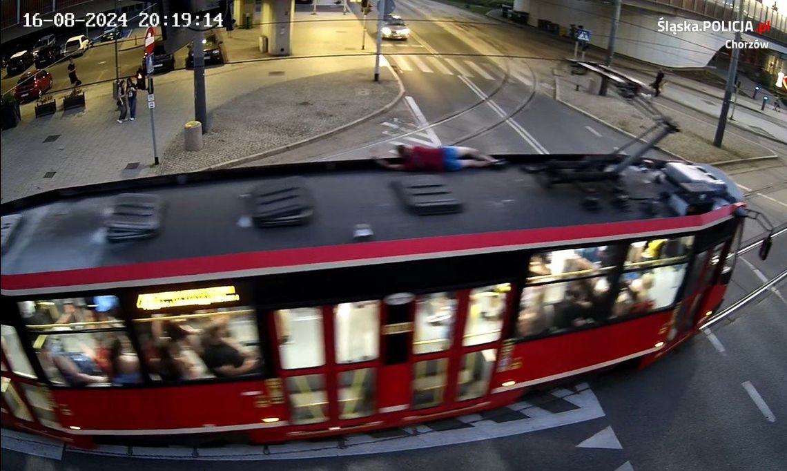 Popisywał się jadąc na dachu tramwaju. Policjanci namierzyli go i ukarali wysokim mandatem