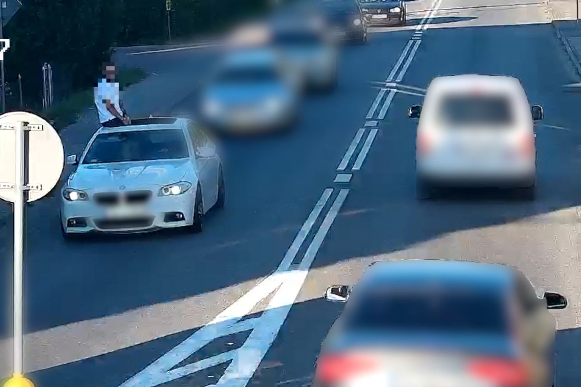 Popisywał się jazdą na dachu BMW. Pasażer dostał mandat, kierowca stracił prawko [WIDEO]