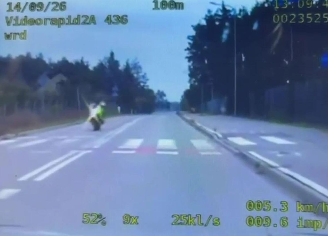 Popisywał się jazdą na jednym kole i naciął na radiowóz. Motocyklista pożegnał się z prawkiem Popisywał się jazdą na jednym kole i naciął na radiowóz. Motocyklista pożegnał się z prawkiem