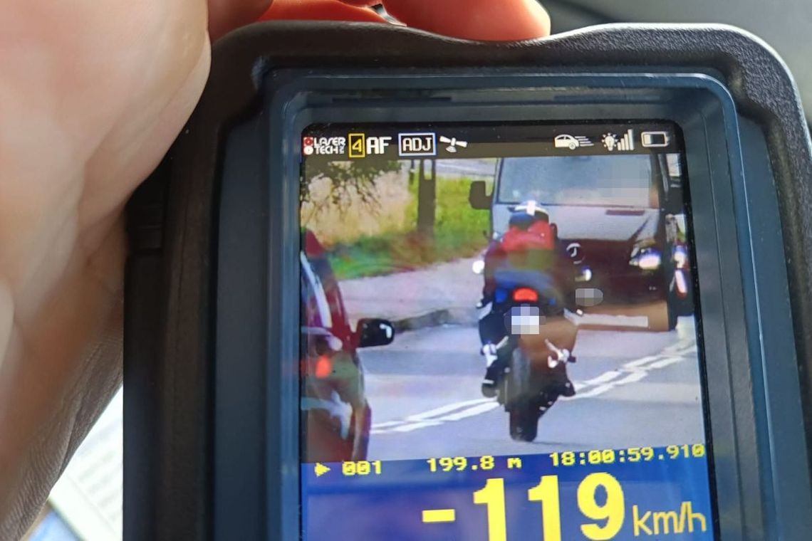 Popisywał się przed policjantami i stracił prawko. Po minięciu patrolu rozpędził motocykl do 119km/h