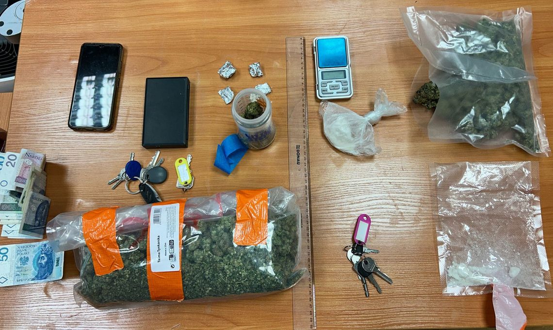 Porcjował narkotyki w piwnicy, nakryli go policjanci. Tymczasowy areszt dla dilera z Warszawy
