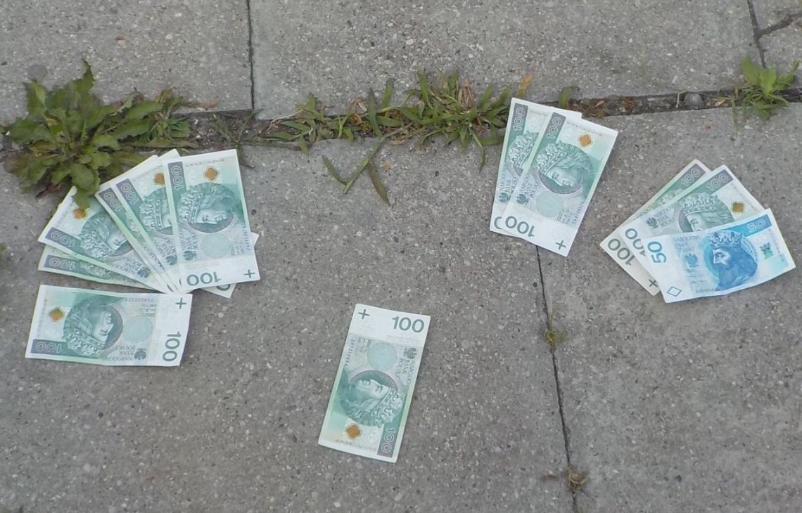 Porozrzucane banknoty leżały na ulicy. Ludzie rzucili się na nie, ale szybko przerwała im Straż Miejska