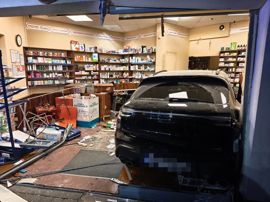 Porsche uderzyło w market i wjechało do środka apteki. Kierująca wydmuchała ponad dwa promile Porsche uderzyło w market i wjechało do środka apteki. Kierująca wydmuchała ponad dwa promile